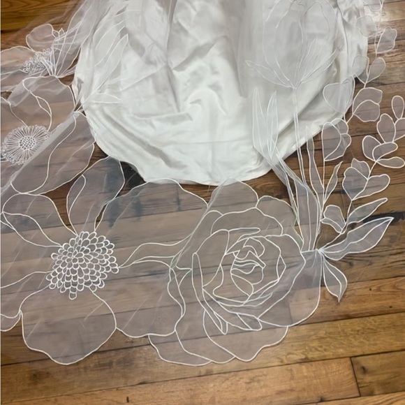 108” Ofrenda Cathedral Veil with Floral Embroidery collar with Alli Koch main image 4